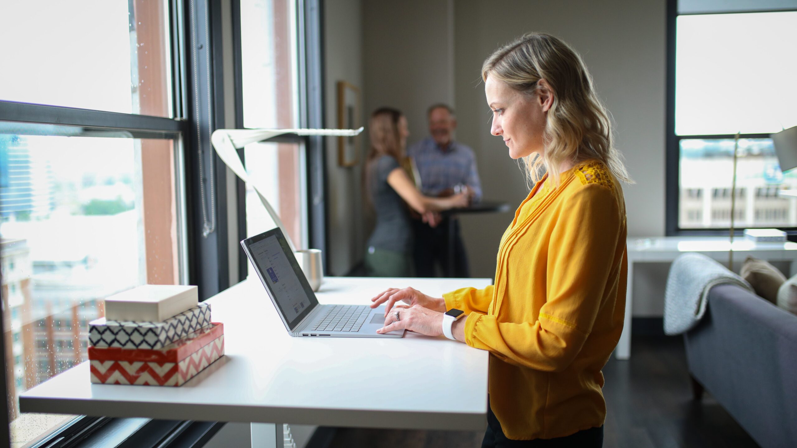 ragazza che lavora al pc in un moderno coworking