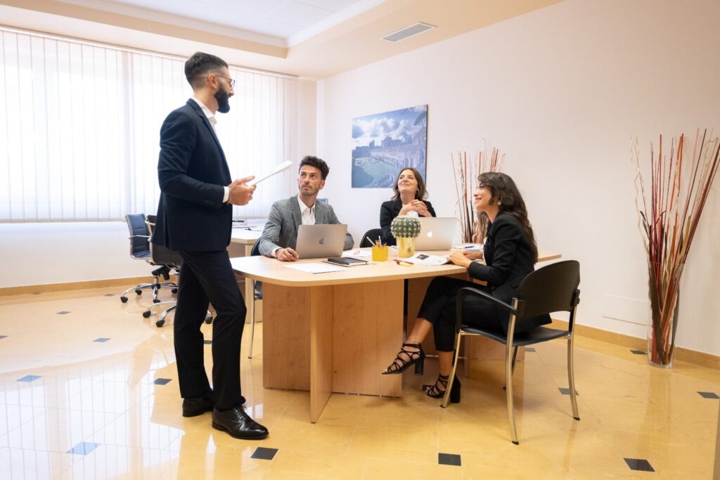 team di giovani impiegati fanno brainstorming in un ufficio arredato al majestic