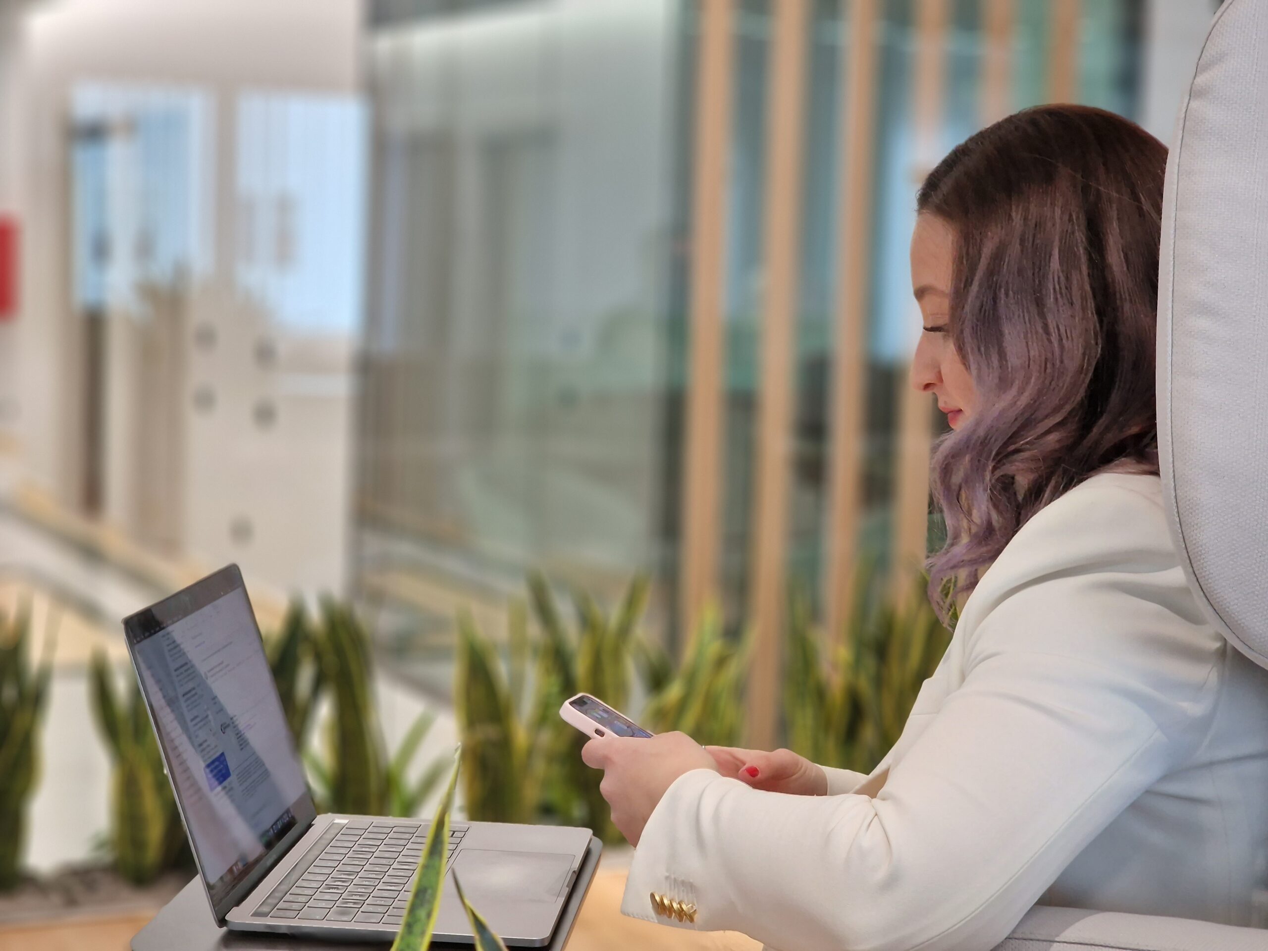 ragazza lavora in business center