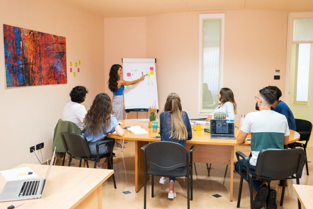 un gruppo di giovani lavoratori durante una riunione in un ufficio del majestic business center