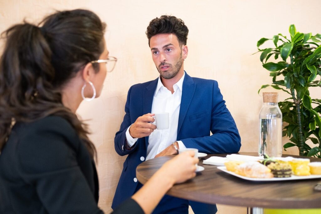 un uomo e una donna prendono un caffè e mangiano uno snack nell'area lounge del majestic business center