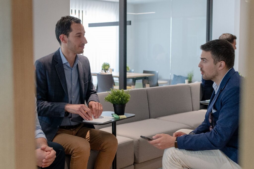 due uomini di affari discutono di lavoro nell'area comune al majestic