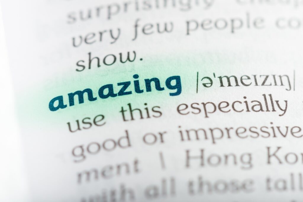 pagina di un vocabolario inglese con focus sulla parola "amazing"